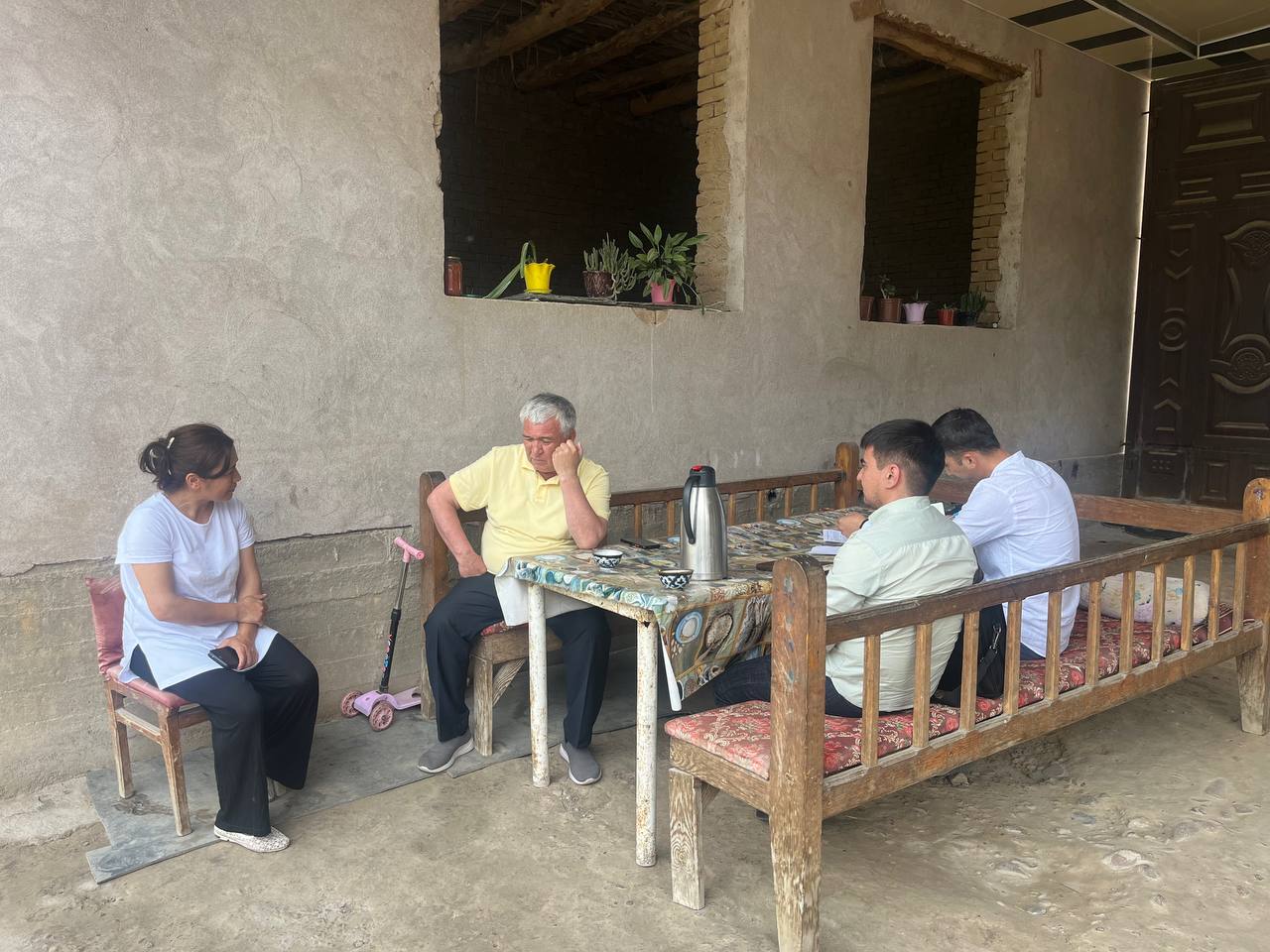 Field study in Piskent and Boka districts - Community meeting around table